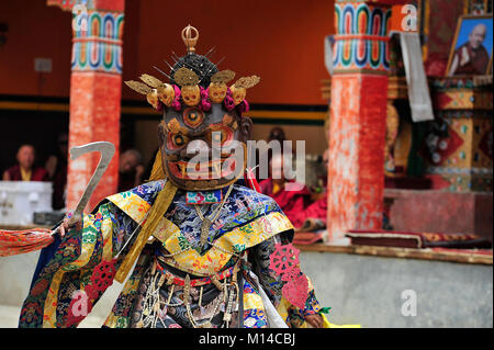 Monaco buddista danze cham - anche Tsam danza - durante il festival. Lamayuru gompa,Ladakh, Jammu e Kashmir in India. © Antonio Ciufo Foto Stock