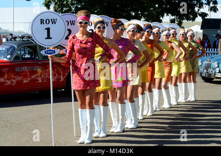 Il Goodwood ragazze della griglia nel periodo degli anni Cinquanta o Sessanta dress costume. Femmine. Lunghe ombre. La riga 1 Foto Stock