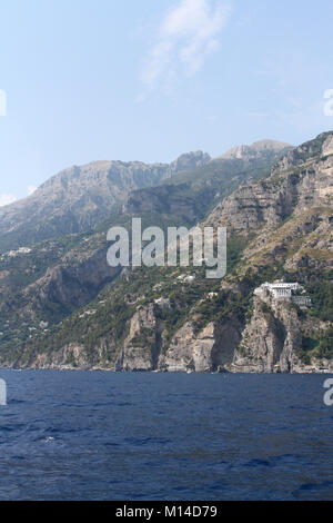 Hotel Grand Hotel Tritone e montagne a Ovest di Praiano, Italia. Foto Stock
