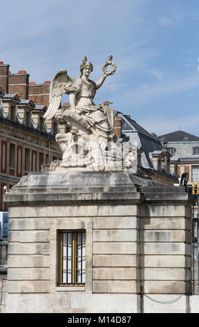 Angelo in marmo statua in corrispondenza del lato sinistro dell'entrata frontale del Palazzo di Versailles, Ile-de-France, Francia. Foto Stock