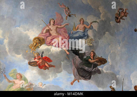 Affresco delle dee di abbondanza e di liberalità da Rene-Antoine Houasse (1683), sul soffitto del Salone di abbondanza nel Grand Appartement du Roi Foto Stock