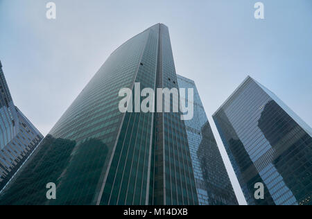 Guardando il vetro e calcestruzzo grattacieli nella città di Mosca Foto Stock