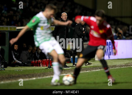 Yeovil Town manager Darren modo (centro) si affaccia su durante la Emirates FA Cup, quarto round corrispondono a Huish Park, Yeovil. Foto Stock