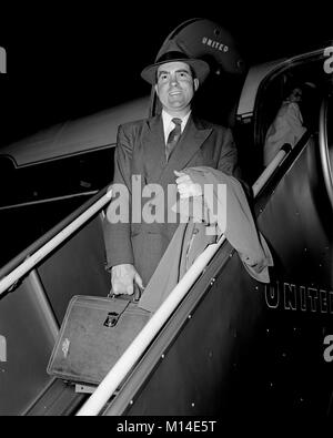 Il senatore Richard Nixon arriva all'aeroporto di San Francisco, 27 aprile 1952. Foto Stock