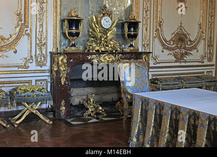 Il Re della camera del consiglio con il francese antico bronzo dorato mantel monumentale orologio originale realizzato nel 1756 per il Palazzo di Versailles, Ile-De-Franc Foto Stock