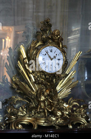 Close-up di Francese antico bronzo dorato monumentale clock mantel, originale, realizzata nel 1756, Re della Camera del Consiglio, il Palazzo di Versailles, Ile-De-France, Fr Foto Stock