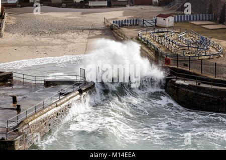 Raffiche di vento fino a 70mph meteo sopraffare il mare difese a Portreath porto. Avviso globale è la creazione in media un 4mm aumento annuo del livello del mare Foto Stock