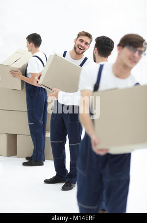 Foto di lavoratori che passano ogni altre caselle quando cappelli mobili Foto Stock