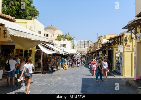 RHODES, Grecia - Agosto 2017: Turisti alla strada stretta di Rodi città vecchia sull' isola di Rodi. Foto Stock