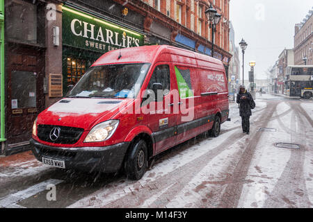 Forza di pacchi van offrendo in centro città in tempesta di neve. Reading, Berkshire, Inghilterra, GB, Regno Unito Foto Stock