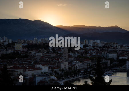 Vista panoramica di dividere la storica Città Vecchia e al di là dal di sopra in Croazia a sunrise. Foto Stock