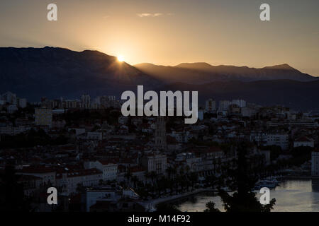 Vista panoramica di dividere la storica Città Vecchia e al di là dal di sopra in Croazia a sunrise. Foto Stock