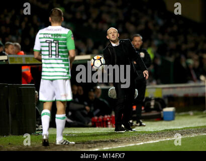 Yeovil Town manager Darren modo lancia la palla a Ryan Dickson (11) durante la Emirates FA Cup, quarto round corrispondono a Huish Park, Yeovil. Stampa foto di associazione. Picture Data: venerdì 26 gennaio, 2018. Vedere PA storia SOCCER Yeovil. Foto di credito dovrebbe leggere: Nick Potts/filo PA. Restrizioni: solo uso editoriale nessun uso non autorizzato di audio, video, dati, calendari, club/campionato loghi o 'live' servizi. Online in corrispondenza uso limitato a 75 immagini, nessun video emulazione. Nessun uso in scommesse, giochi o un singolo giocatore/club/league pubblicazioni. Foto Stock