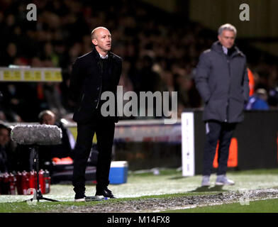 Yeovil Town manager Darren modo (sinistra) e il Manchester United manager Jose Mourinho (a destra) durante la Emirates FA Cup, quarto round corrispondono a Huish Park, Yeovil. Foto Stock