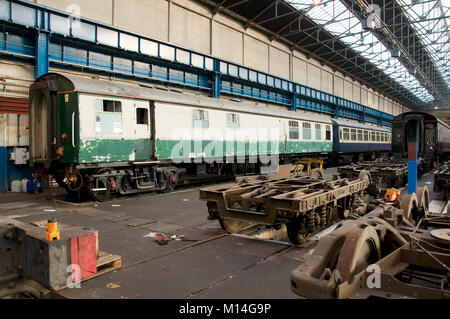 Carrello ferroviario per riparazioni e manutenzione all'interno della Vecchia Quercia deposito comune a Londra Foto Stock