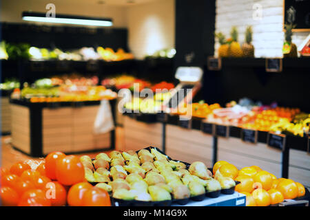 Vasto assortimento di frutta e verdura nel dipartimento di negozi di generi alimentari Foto Stock