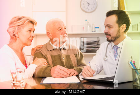 Il vecchio padre con matura figlia visita medico per la consultazione Foto Stock