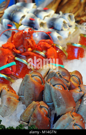 Vestito granchio, scampi e rollmop aringhe su ghiaccio a pescivendoli stallo a Borough Market nel centro di Londra. Umido fresco il pesce e i crostacei in stallo. Foto Stock