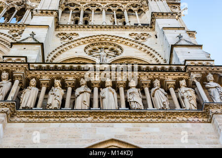 Parigi, Francia: sculture sul portale di Sant Anna sulla facciata occidentale, Torre Sud, della cattedrale di Notre Dame. Foto Stock