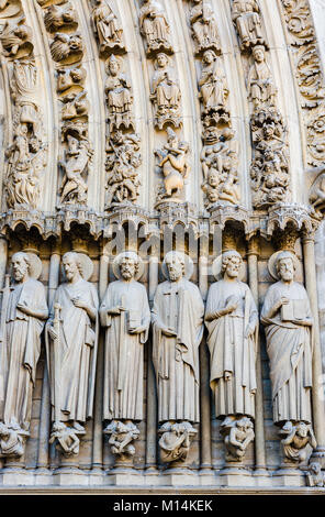 Parigi, Francia: sculture di kings, cavalieri e sacerdoti sul portale dell'ultima sentenza sulla principale facciata occidentale della cattedrale di Notre Dame d Foto Stock