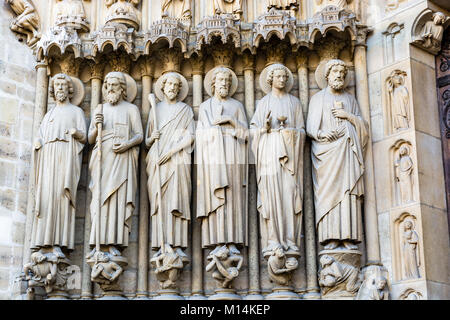 Parigi, Francia: sculture di kings, cavalieri e sacerdoti sul portale dell'ultima sentenza sulla principale facciata occidentale della cattedrale di Notre Dame d Foto Stock