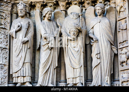 Parigi, Francia: le statue di San Densis e altri santi sulle pareti che circondano le porte del portale della Vergine, sui principali facciata occidentale del Foto Stock