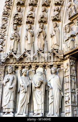 Parigi, Francia: le statue di San Densis e altri santi sulle pareti che circondano le porte del portale della Vergine, sui principali facciata occidentale del Foto Stock