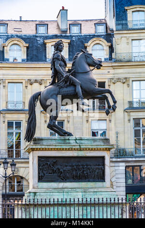 Parigi, Francia - 10 dicembre 2017: Statua di re Luigi XIV in Piazza Vittoria (Place de Victoires) comissioned dal re Luigi XVIII a Francois Joseph Foto Stock