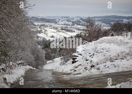 Guardando verso est su una coperta di neve Nidderdale verso serre, Blazefield e Knott lato Middletongue dalla banca. Bewerley, Nidderdale Foto Stock