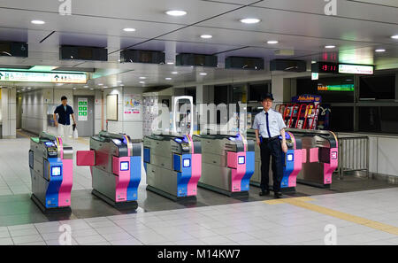 Tokyo, Giappone - 20 maggio 2017. Cancelli di ingresso della stazione della metropolitana di Tokyo, Giappone. Con più di 3,1 miliardi di passeggeri annuale giostre, Tokyo metropolitana sistema Foto Stock