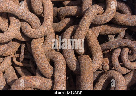 Rusty catena in barca da pesca su Rock-a-Nora Beach, Hastings, East Sussex, England, Regno Unito Foto Stock