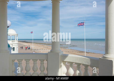 Spiaggia e il lungomare con vista da Art Deco De La Warr Pavilion terrazza, Bexhill-on-Sea, East Sussex, England, Regno Unito Foto Stock