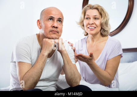 Calma tranquilla ragazza matura consolante addolorate uomo seduto oltre Foto Stock