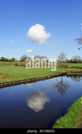 Il Llangollen Canal in Chirk su una soleggiata giornata di primavera Foto Stock