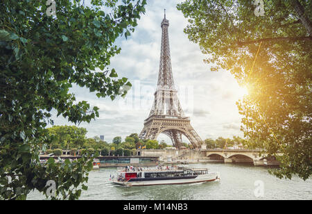 Vista dalla Senna a riva per la Torre Eiffel a Parigi. Foto Stock