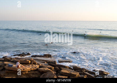 Surfers cercando di catturare in onda Taghazout Foto Stock