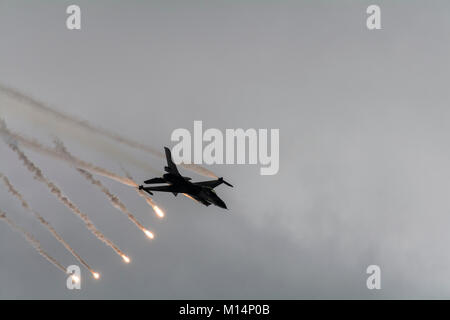 F16 US Fighter Aircraft con anti missili flares Foto Stock