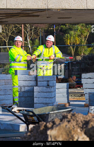 I lavori di rinnovo e rettifica il lavoro presso il molo approccio, Bournemouth Dorset Regno Unito nel gennaio Foto Stock