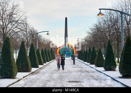 Glasgow Green park in inverno con il Monumento Nelson e a giochi del Commonwealth monumento in background. Foto Stock