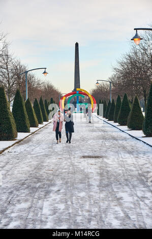 Glasgow Green park in inverno con il Monumento Nelson e a giochi del Commonwealth monumento in background. Foto Stock