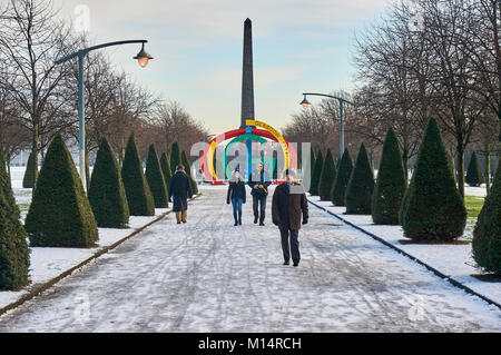 Glasgow Green park in inverno con il Monumento Nelson e a giochi del Commonwealth monumento in background. Foto Stock