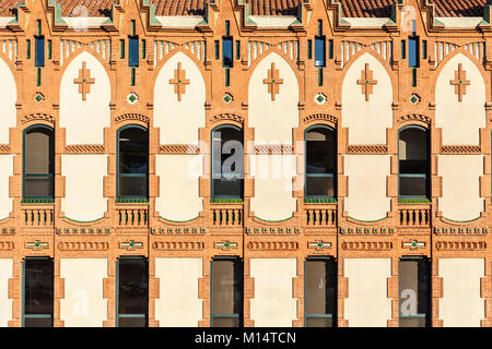 CosmoCaixa, museo della scienza. L'edificio, progettato da Josep Domenech i Estapa, per servire come un asilo per i non vedenti. Stile modernista.Barcellona. Foto Stock