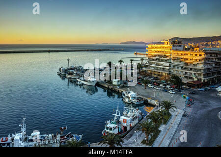 Incredibile Cityscape sunrise di Kavala, Macedonia orientale e Tracia, Grecia Foto Stock