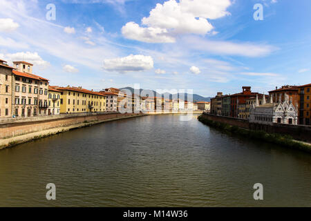 Pisa in Toscana, Italia - Colpo di Pisa in una limpida giornata con cielo blu sopra il fiume Arno Foto Stock