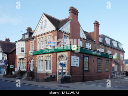 Lloyds Bank il ramo lungo la zona di riqualificazione in chiesa a piedi Burgess Hill Foto Stock