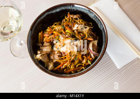 Ben servita stile japanise yakisoba pasto con carne di vitello e verdure Foto Stock