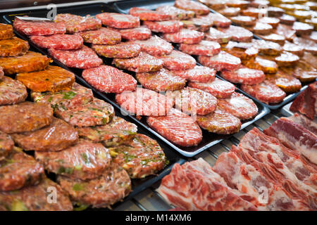 Burger assort sul contatore in bakers shop, close up Foto Stock