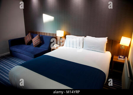 Camera da letto in Hotel Holiday Inn Express, Queens, budget hotel a Belfast, Irlanda del Nord Foto Stock