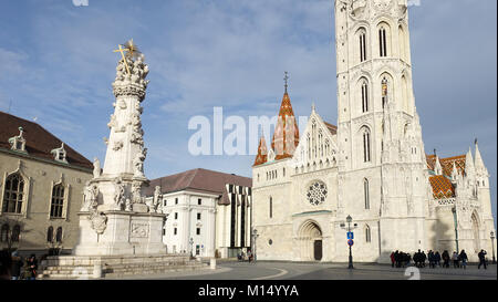 La statua e la chiesa di Mattia sulla Collina del Castello Budapest Ungheria Unione europea EUROPA Foto Stock