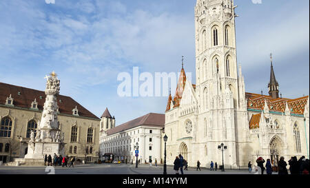 La statua e la chiesa di Mattia sulla Collina del Castello Budapest Ungheria Unione europea EUROPA Foto Stock